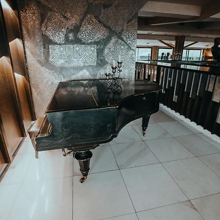 Hotel Sky Gevgelija Exterior foto Piano at the lobby