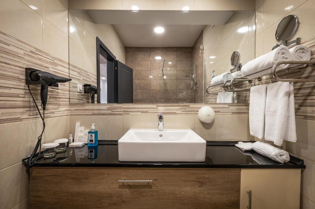 Hotel Sky Gevgelija Exterior foto Bathroom in a hotel