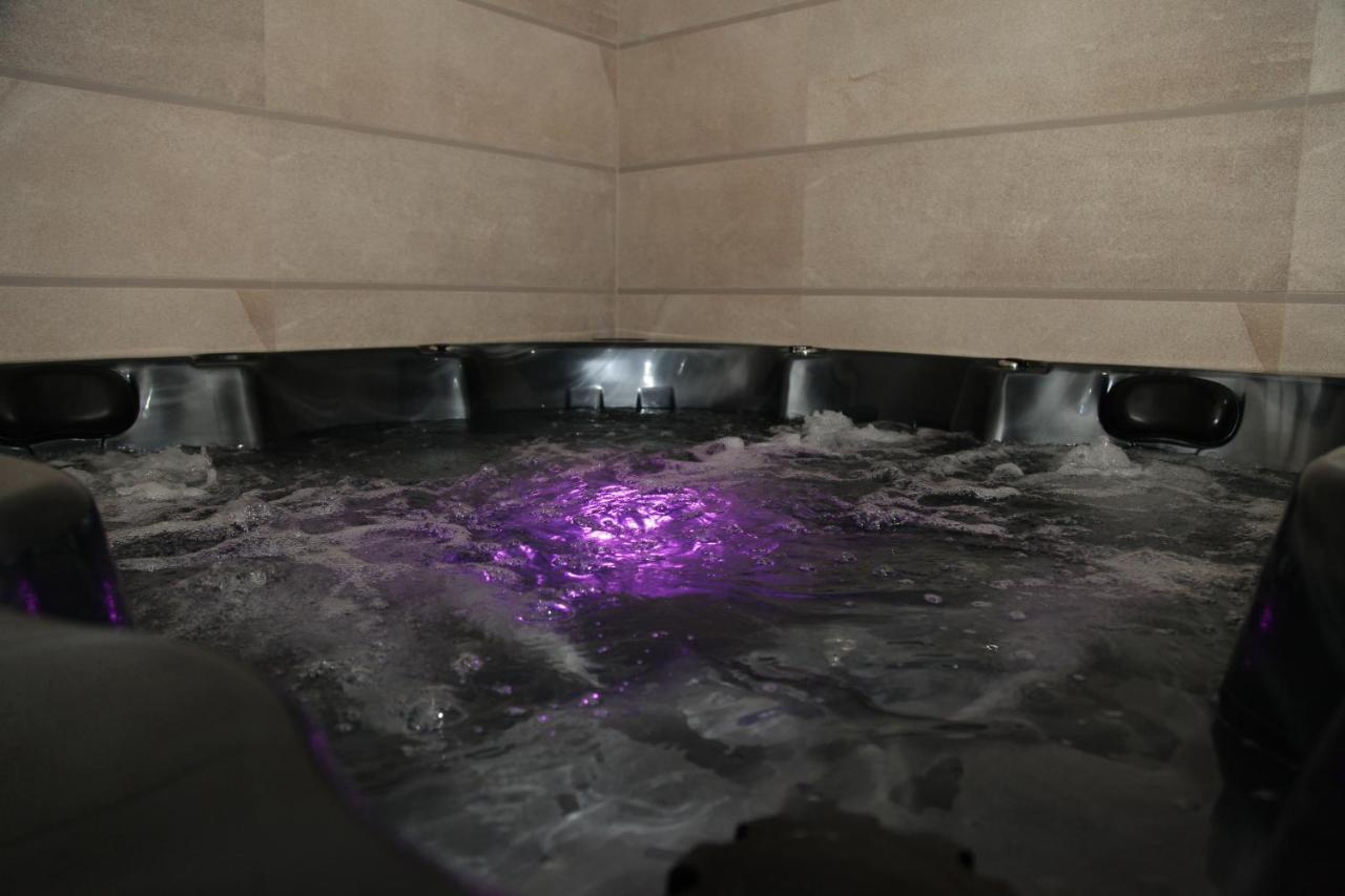Hotel Sky Gevgelija Exterior foto A whirlpool bath