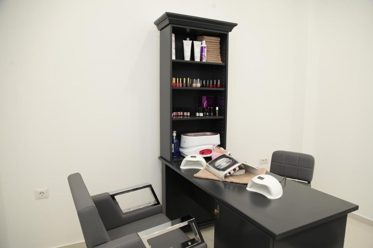 Hotel Sky Gevgelija Exterior foto A consultation room at a salon