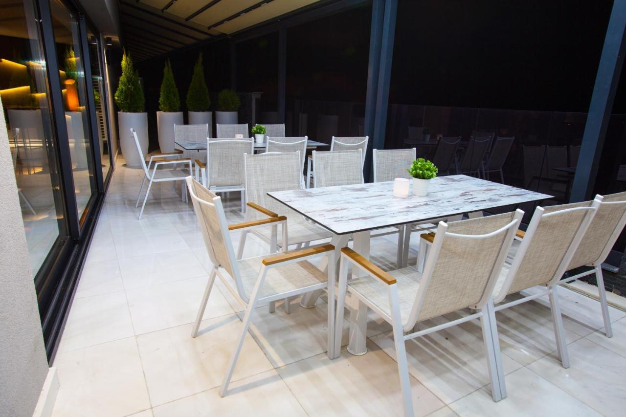 Hotel Sky Gevgelija Exterior foto A patio set
