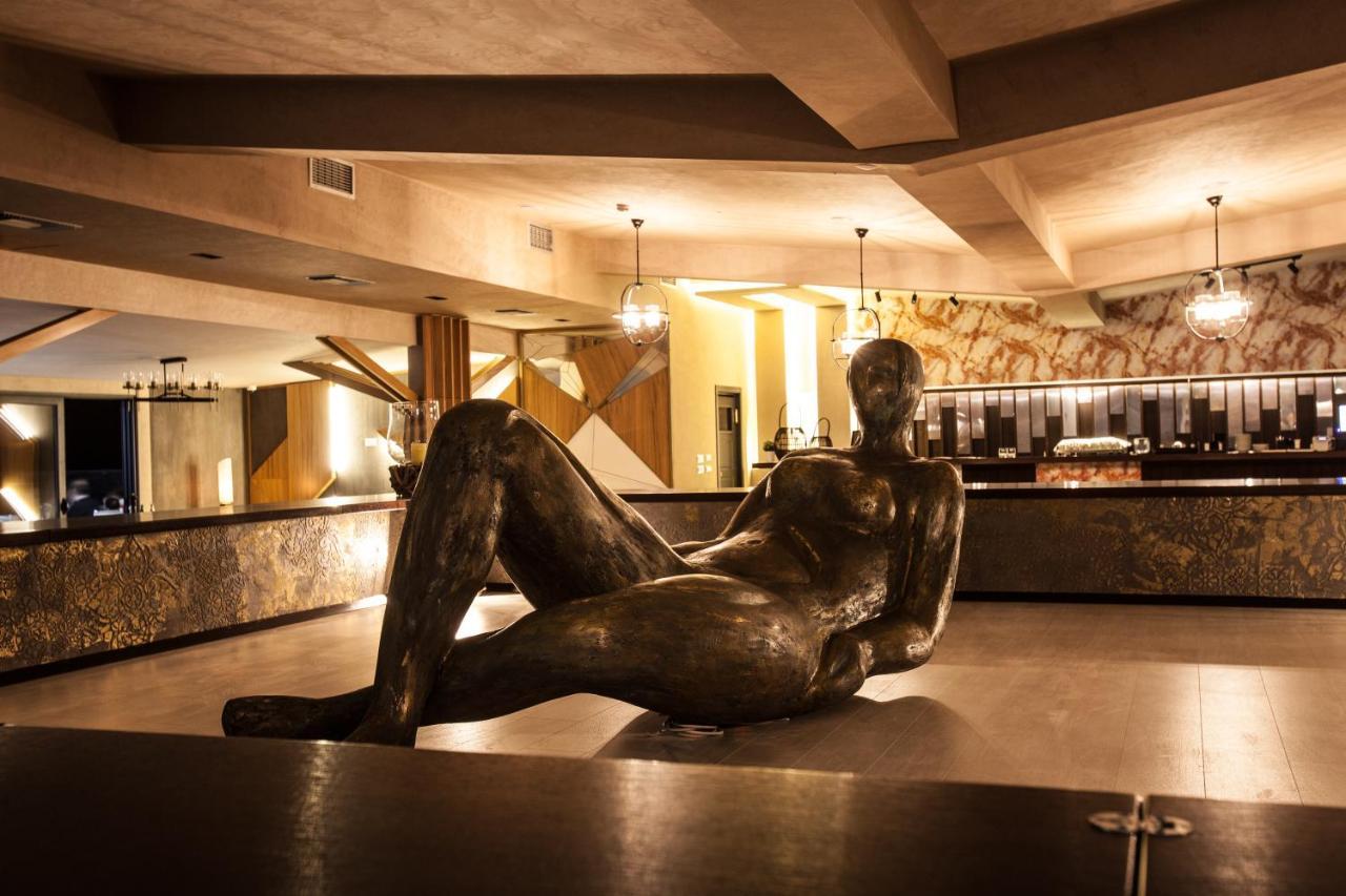 Hotel Sky Gevgelija Exterior foto The sculpture in 2011