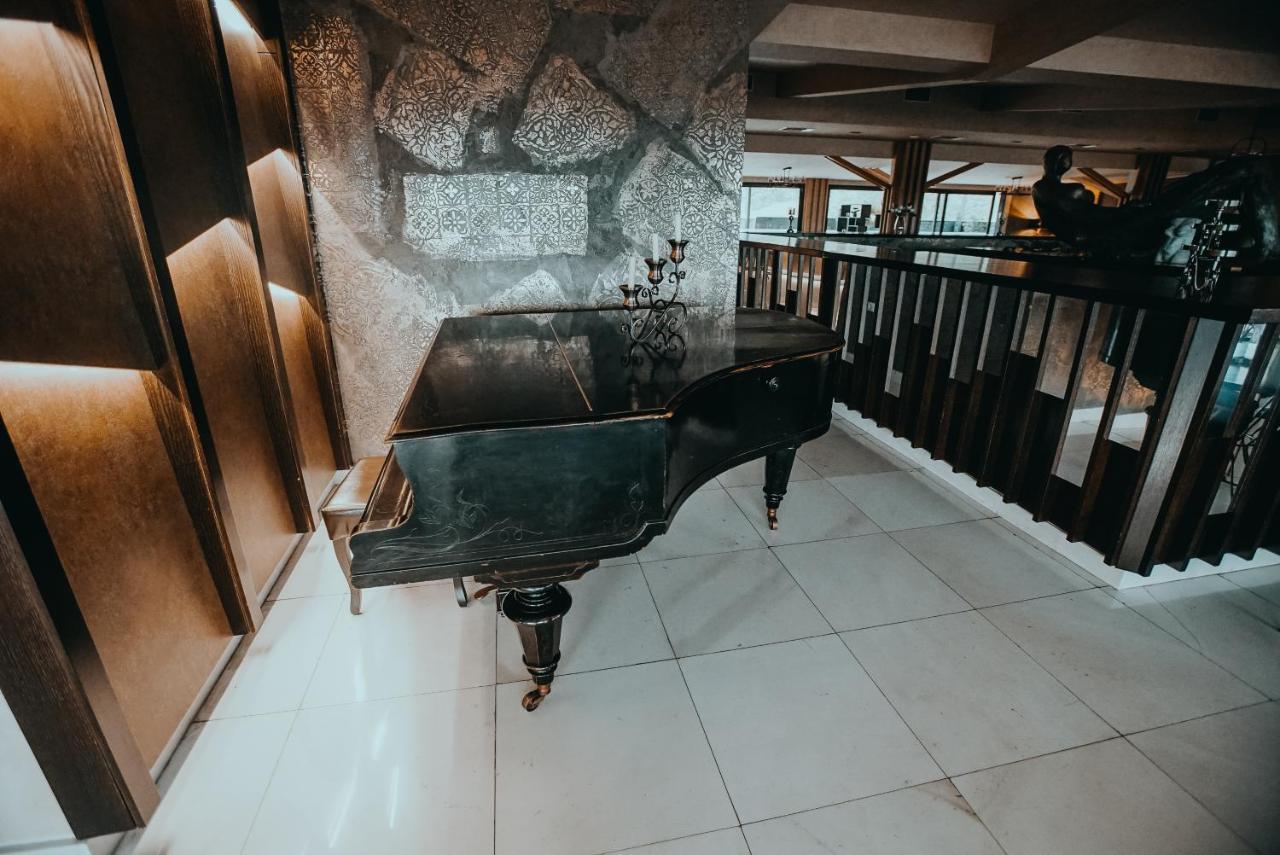 Hotel Sky Gevgelija Exterior foto Piano at the lobby