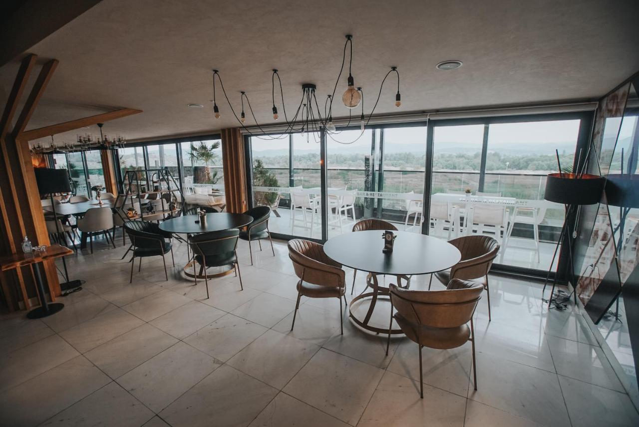 Hotel Sky Gevgelija Exterior foto The interior of the restaurant